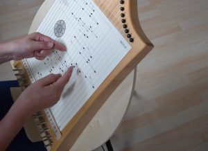 Notenblatt mit der für die Veeh-Harfe®entwickelten Notenschrift